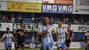 Bieler, autor del primero y tercero de los goles de Atlético de Rafaela