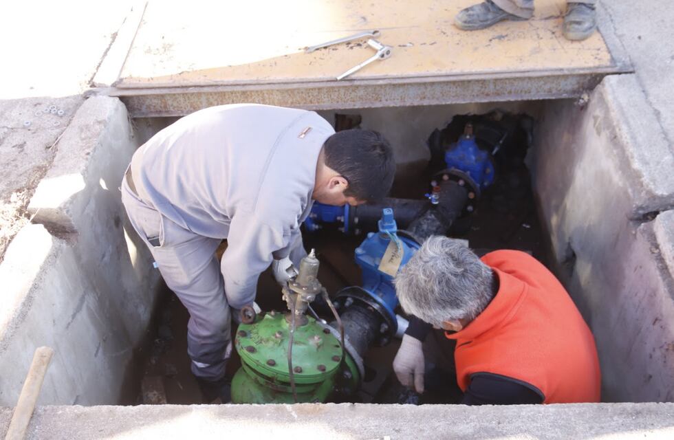 Carlos Paz: recambiaron válvulas de presión para evitar roturas de caños de agua en los barrios