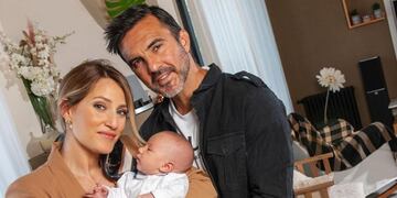 Mica Viciconte y Fabián Cubero felices junto a Luca.
