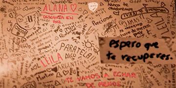 El pupitre que compartían Iván y Leila y los mensajes que les dejaron sus compañeros. (Captura video El País)