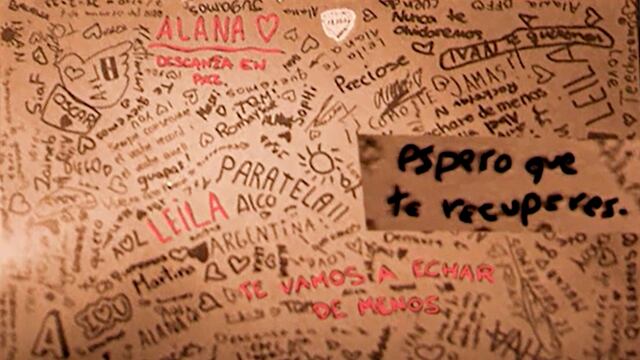 El pupitre que compartían Iván y Leila y los mensajes que les dejaron sus compañeros. (Captura video El País)