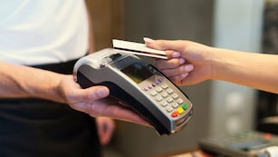 ARCA prohíbe tarjetas de crédito y débito a miles por no cumplir con este requisito clave.