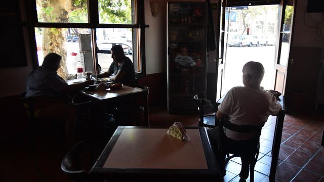 Bar sin luz en la ciudad de Córdoba.