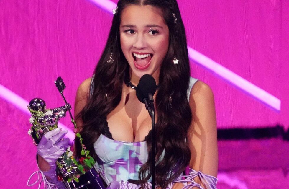 Quién es Olivia Rodrigo, la ex chica Disney que deslumbra con sus looks y fue la estrella de los Premios MTV