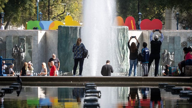 En el dia de hoy se espera que baje el viento zonda a llano, Plaza Independencia  
Foto: Ignacio Blanco / Los Andes