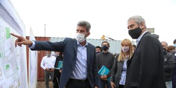 El Intendente de la Ciudad de Mendoza, Ulpiano Suarez muestra detalle de los trabajos al ministro de Desarrollo y Hábitat de la Nación, Jorge Ferraresi. Gentileza MCM