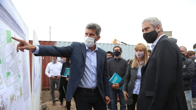 El Intendente de la Ciudad de Mendoza, Ulpiano Suarez muestra detalle de los trabajos al ministro de Desarrollo y Hábitat de la Nación, Jorge Ferraresi. Gentileza MCM