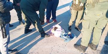 Los gendarmes detectaron cuatro “ladrillos” rectangulares que estaban adosados a su cuerpo.