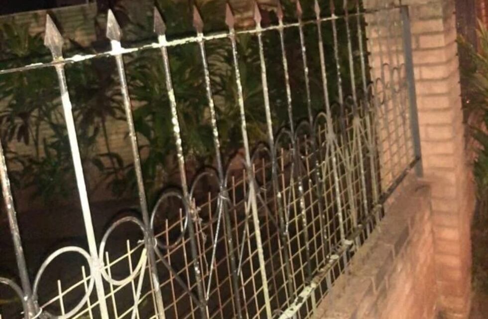Puerto Iguazú: terminó colgado de sus genitales en las rejas de una vivienda