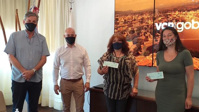Representantes de dos instituciones de artesanos de Carlos Paz, recibieron subsidios. (Foto: Municipalidad VCP).
