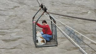 Debido a las inundaciones en Neuquén, tuvieron que trasladar vecinos en un cajón.