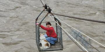 Debido a las inundaciones en Neuquén, tuvieron que trasladar vecinos en un cajón.
