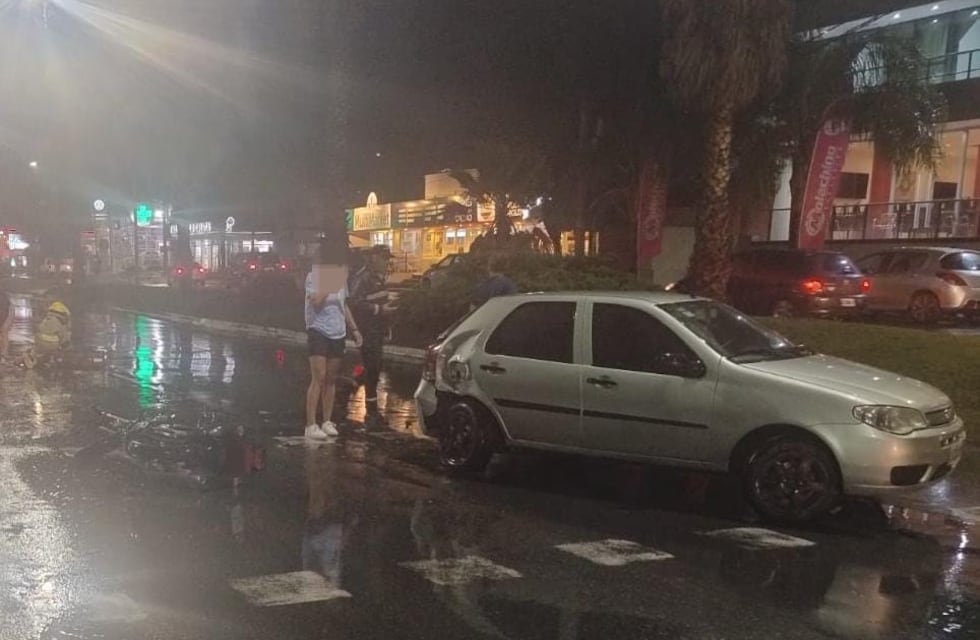 Accidente sin heridos en Barrio La Cuesta: choque entre un auto y una motocicleta