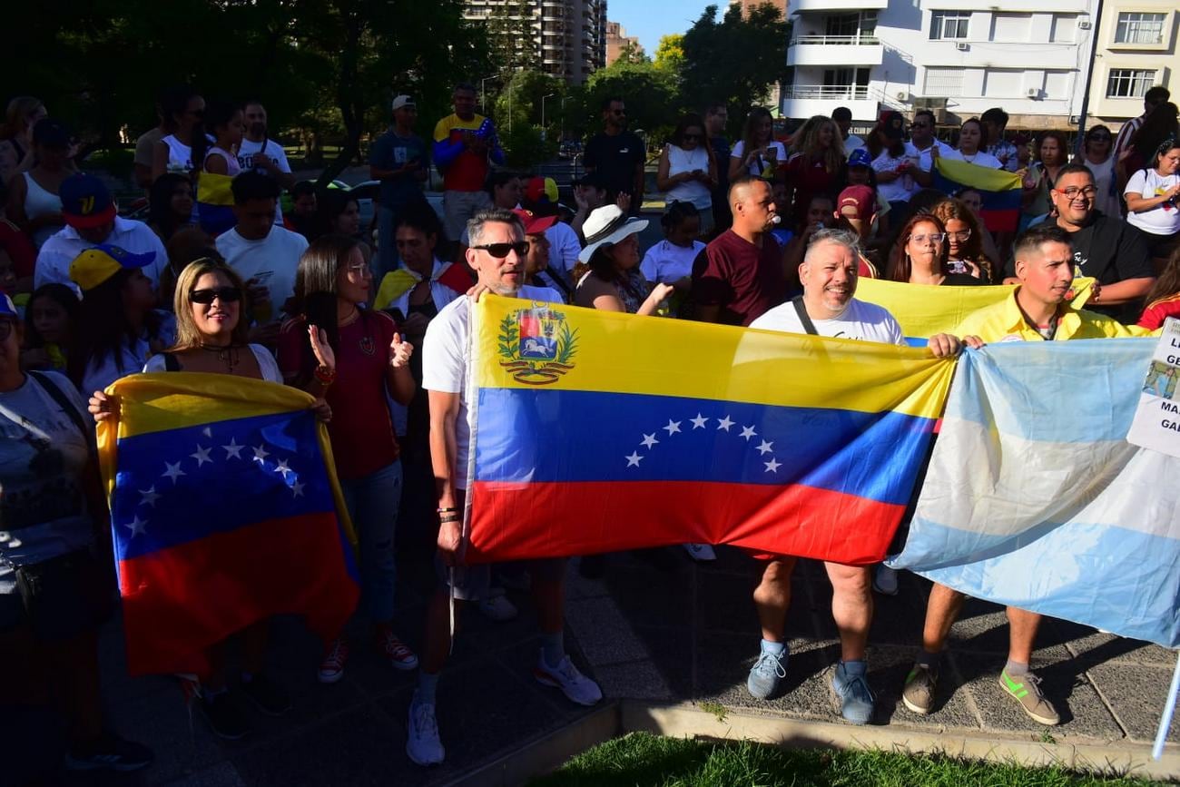 Venezolanos en Córdoba se reunieron en Plaza España para festejar la detención de Nicolás Maduro.  (Jorge Peñaranda / La Voz)