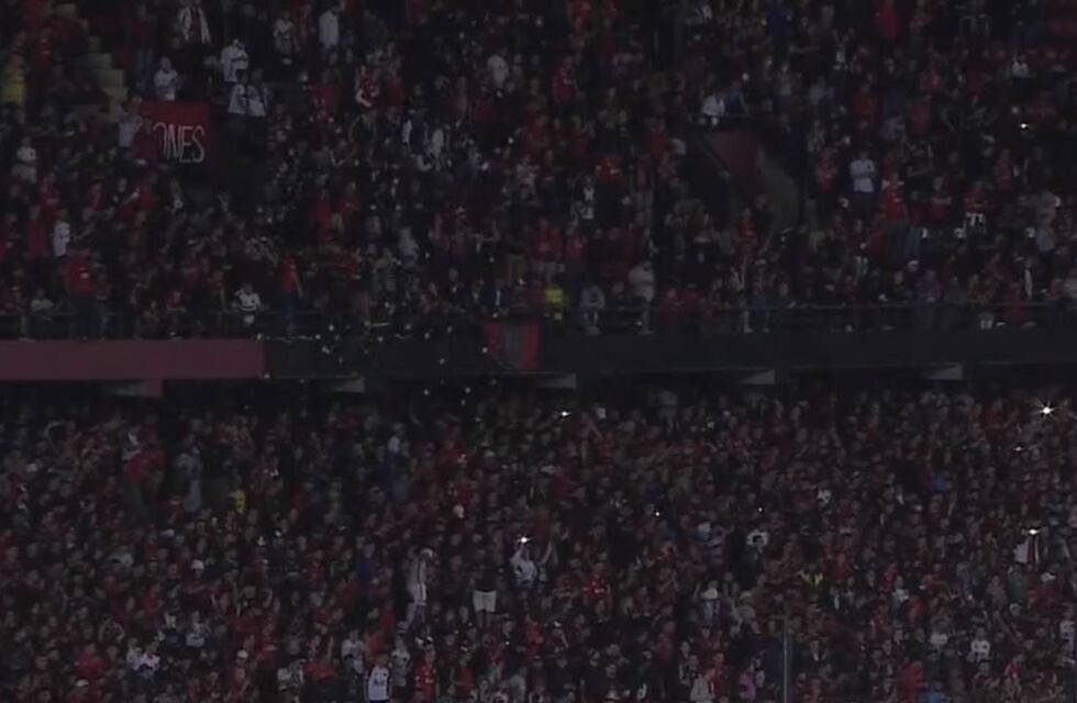 Hinchada de Colón volvió con todo a la cancha para celebrar su primer título