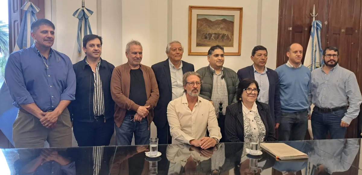 Los intendentes y funcionarios municipales de la zona Valles, posan para los medios junto al presidente de GIRSU Jujuy, Leandro Álvarez, y la coordinadora Susana Amador, en la Casa de Gobierno.