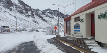Nevada en Las Cuevas. Cerraron el paso Cristo Redentor. / Gentileza Gendarmería