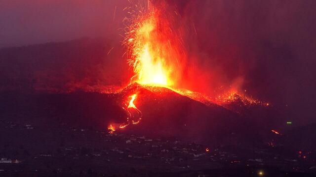 La lava de la erupción de un volcán fluye en la isla de La Palma en las Canaria. (AP)