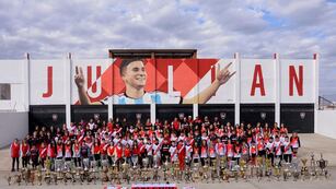 Julián Álvarez y un acto de campeón del mundo para el Club Atlético Calchín. (Instagram Club Atlético Calchín).