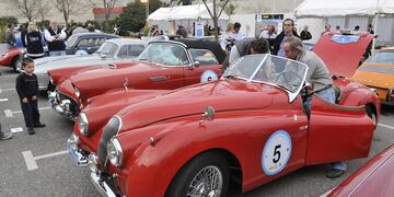 Espectáculo. El rally de autos antiguos convocó clásicos de todos los tiempos. Anoche pasó por Carlos Paz, y hoy termina en Córdoba (La Voz).