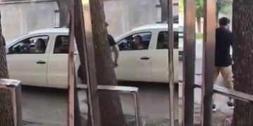 Luego de un choque en Fray Luis Beltrán, se viralizó el video que muestra la agresión de un conductor a la otra mujer involucrada en el siniestro vial.