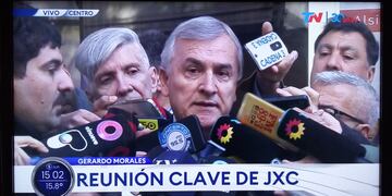El presidente de la UCR nacional, Gerardo Morales, dialogó con los medios previo a ingresar a la sede partidaria central.