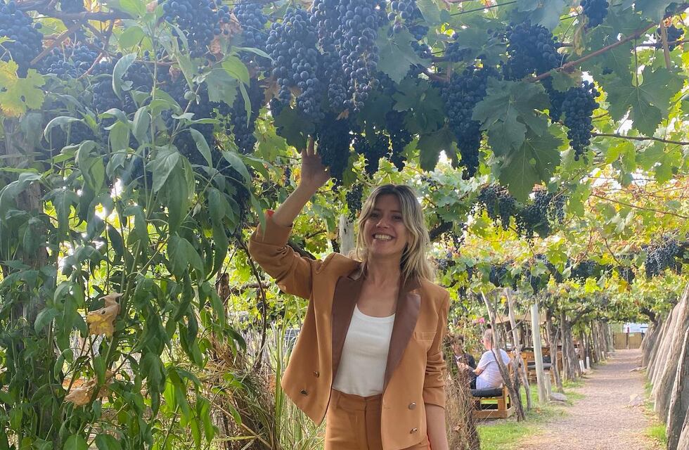 Laurita Fernández sigue disfrutando de los bares y viñedos mendocinos mientras rueda “Papá al rescate”