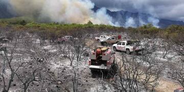 Los bomberos combaten un importante foco ígneo en Salsacate, al oeste de Córdoba.