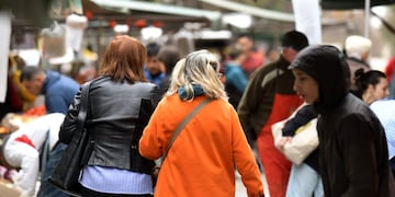 Mañana fría en Córdoba. Feria de frutas y verduras de la calle Rondeau. (Ramiro Pereyra / La Voz)