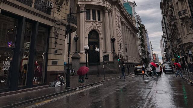 El microcentro quedó empapado por las precipitaciones registradas desde el viernes.
