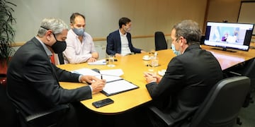 El ministro de Desarrollo Territorial y Hábitat de la Nación, Jorge Ferraresi, y la gobernadora de Santa Cruz, Alicia Kirchner, mantuvieron un encuentro virtual el jueves al mediodía.