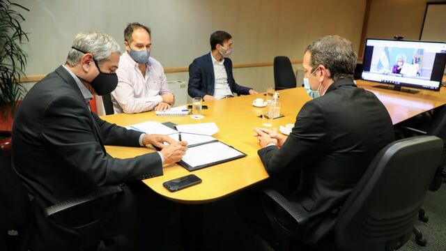 El ministro de Desarrollo Territorial y Hábitat de la Nación, Jorge Ferraresi, y la gobernadora de Santa Cruz, Alicia Kirchner, mantuvieron un encuentro virtual el jueves al mediodía.