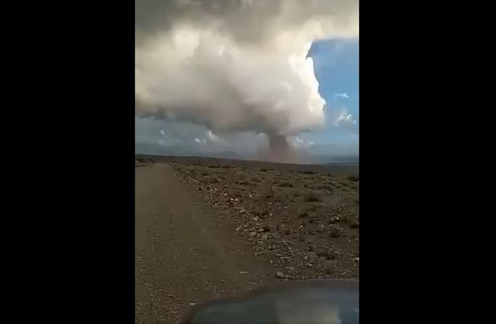 No lo podía creer: se encontró con un tornado y lo filmó