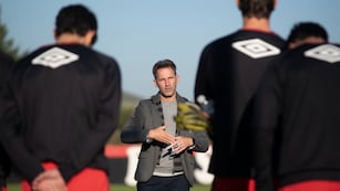 Lucas Bernardi dialogando con el plantel