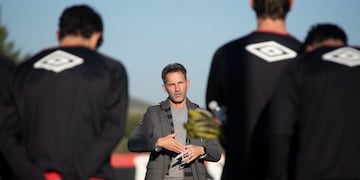 Lucas Bernardi dialogando con el plantel