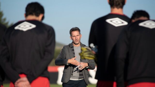 Lucas Bernardi dialogando con el plantel