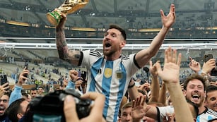 El capitán argentino Lionel Messi celebran con el trofeo de campeón tras la victoria ante Francia en la final del Mundial de Qatar, el domingo 18 de diciembre de 2023, en Lusail, Qatar. (AP Foto/Martin Meissner)