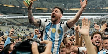 El capitán argentino Lionel Messi celebran con el trofeo de campeón tras la victoria ante Francia en la final del Mundial de Qatar, el domingo 18 de diciembre de 2023, en Lusail, Qatar. (AP Foto/Martin Meissner)