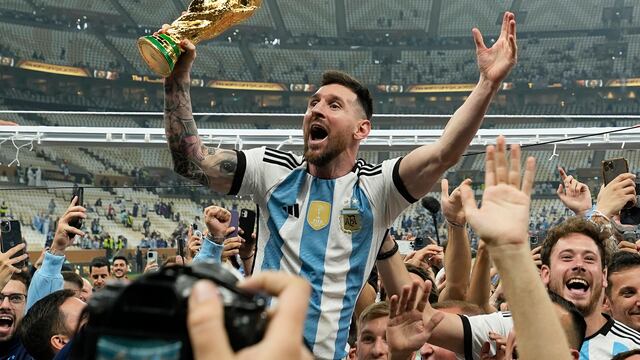 El capitán argentino Lionel Messi celebran con el trofeo de campeón tras la victoria ante Francia en la final del Mundial de Qatar, el domingo 18 de diciembre de 2023, en Lusail, Qatar. (AP Foto/Martin Meissner)