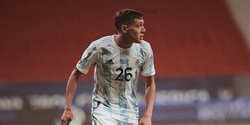 Nahuel Molina, el lateral derecho de Embalse, deja su lugar a Gonzalo Montiel (AP).