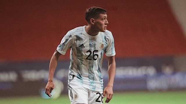 Nahuel Molina, el lateral derecho de Embalse, deja su lugar a Gonzalo Montiel (AP).