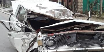 Estado en que quedó el vehículo que conducía el joven de 24 años que impactó con un árbol y murió camino al hospital en Tunuyán. Gentileza
