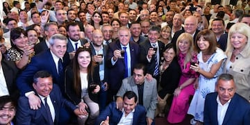 El gobernador destacó los logros de su gestión en un contexto político particular.