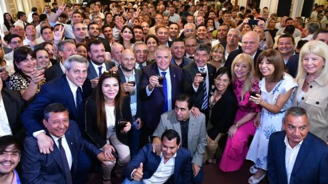 El gobernador destacó los logros de su gestión en un contexto político particular.