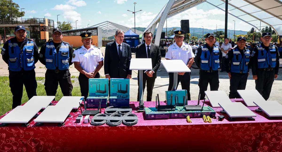 El equipamiento, que está destinado a móviles y destacamentos del interior, "va a mejorar drásticamente el trabajo de la fuerza", dijo el gobernador Carlos Sadir en el acto realizado en la Ciudad Cultural.