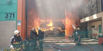 Un incendio en un depósito de la zona del Abasto, a 200 metros del Shopping.
