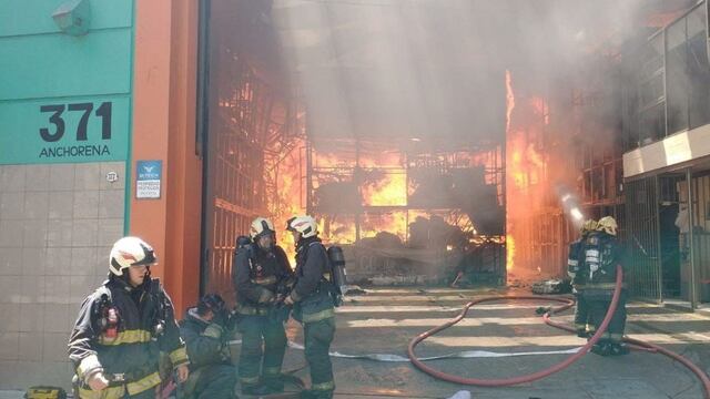 Un incendio en un depósito de la zona del Abasto, a 200 metros del Shopping.