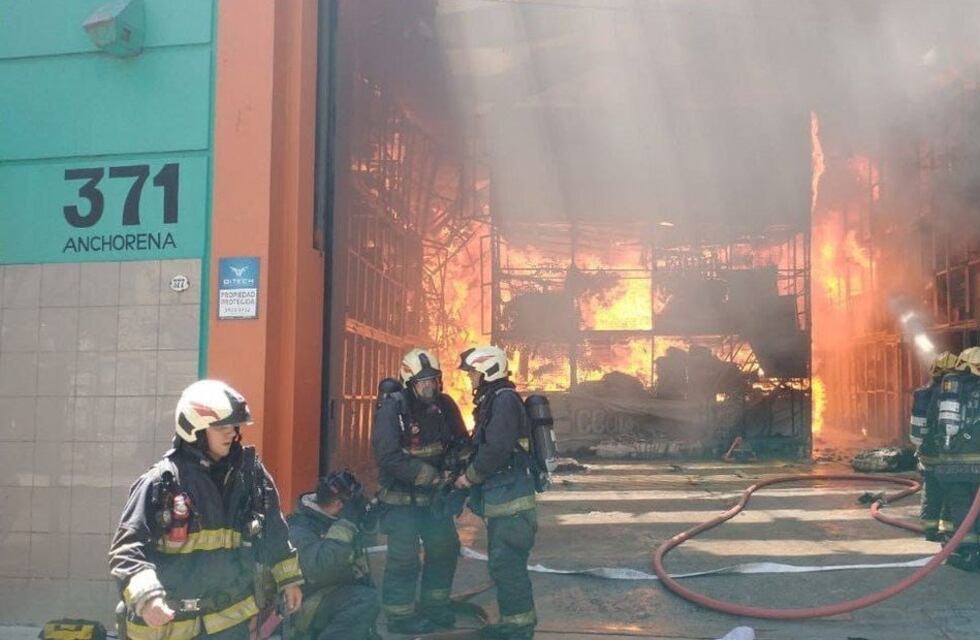 Voraz incendio en un depósito en la zona del Abasto: se logró contener el fuego y no hubo víctimas