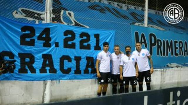 El capitán Pablo Vegetti y sus compañeros colgaron una bandera en gratitud a los socios Celestes.
