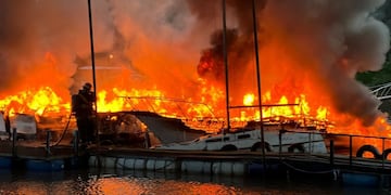 Incendio de embarcaciones en Gualeguaychú. Foto: R2820